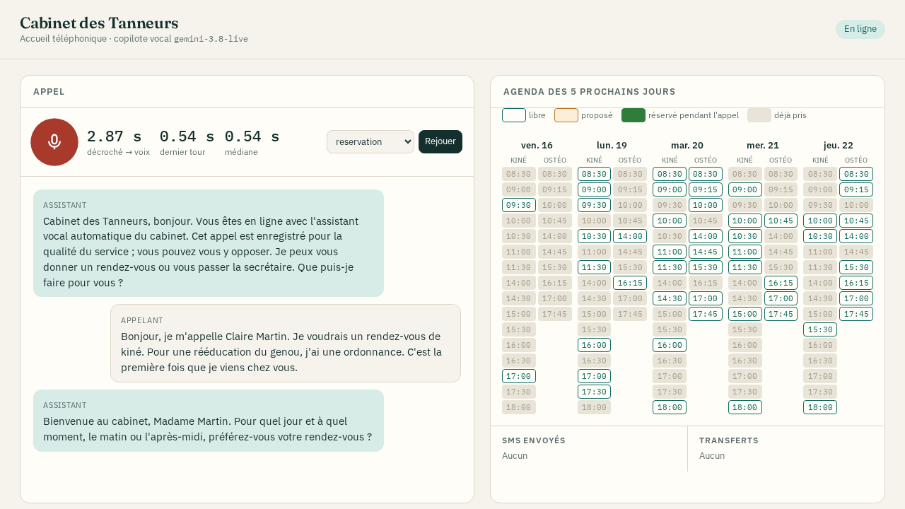 Appel au micro : la transcription de l'appelant, la réponse de l'assistant, la latence mesurée (capture Playwright, micro simulé par un fichier audio)
