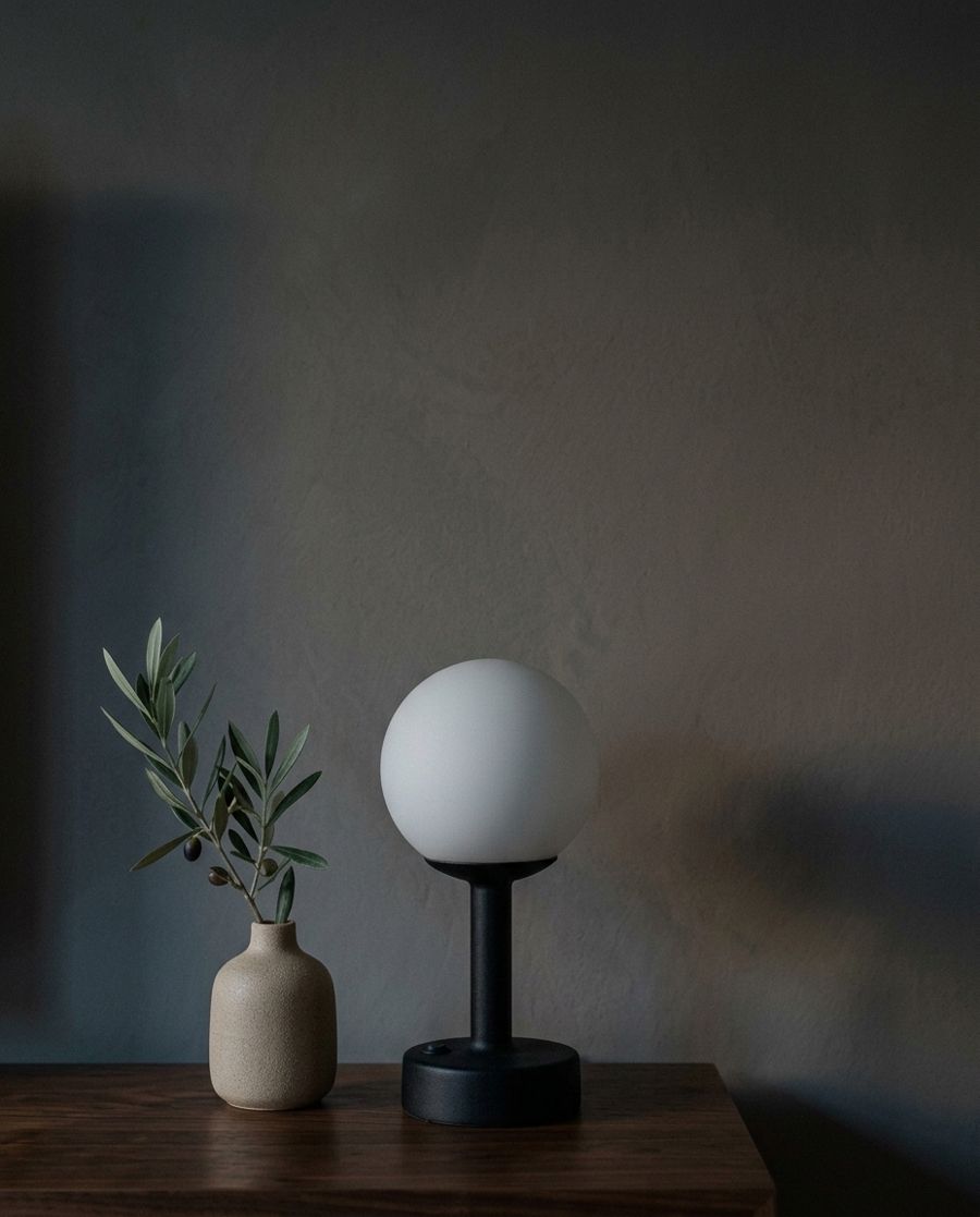 Tour 1 : « Ajoute à gauche de la lampe un petit vase en grès… Ne modifie rien d'autre. » (8,3 s, 0,068 $)